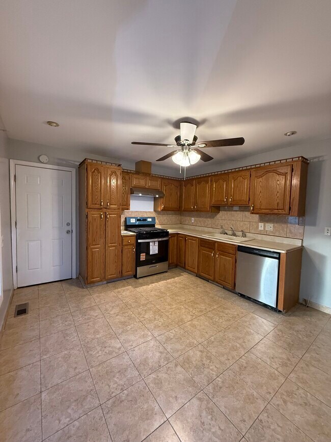 Building Photo - 2353 Blue Heron Dr