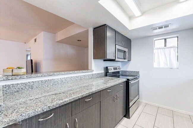 Building Photo - 850 S River Dr