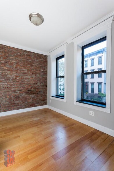 Primary Photo - 346 E 18th St