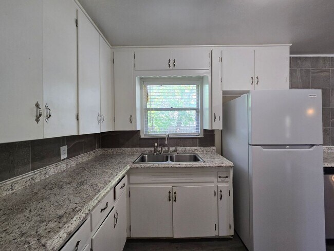 Building Photo - 208 W Anderson Ave