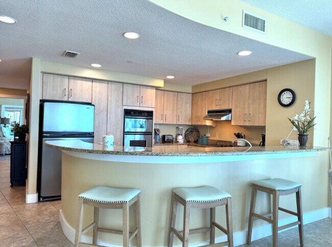 Building Photo - 521 W Beach Blvd