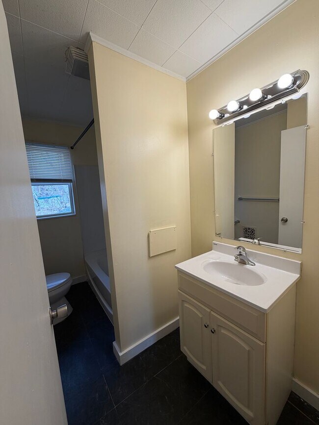 Building Photo - 27-29 Dalton Ave