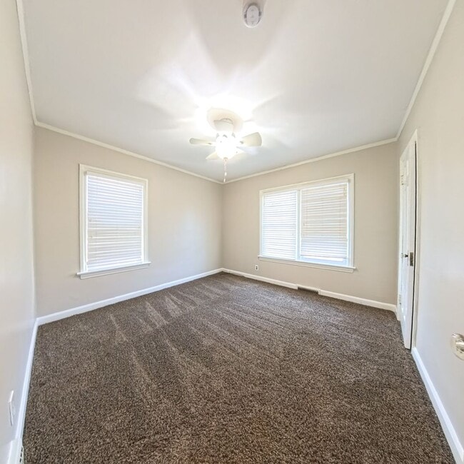 Building Photo - 3 Bedroom 3 Bathroom Home in Des Moines