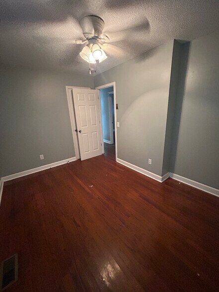 Building Photo - 3010 Skylark Dr