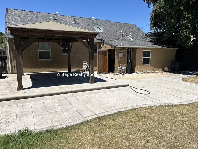 Building Photo - New On The Rental Market This Nice Single Story 3 Bedroom Home!!!