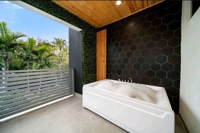 Building Photo - 1514 NE 5th Ct