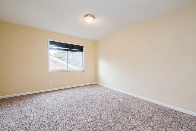 Building Photo - 2039 Shorewood Ln