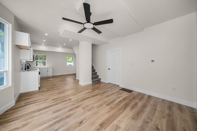 Building Photo - New Updated 3 Bed 2 Bath Lower South Hill Home!