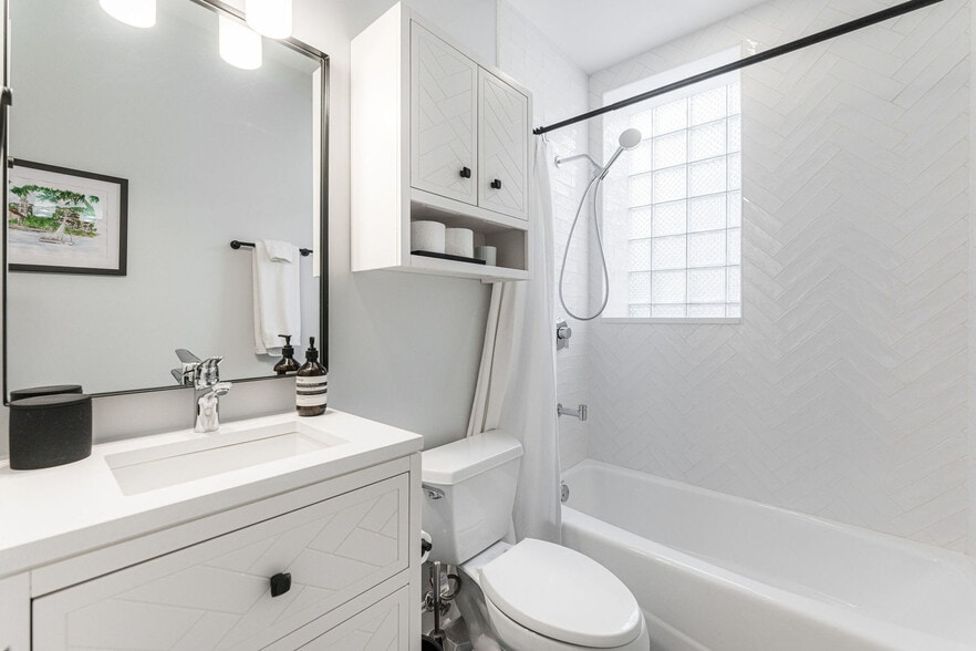 Building Photo - 726 W Addison St