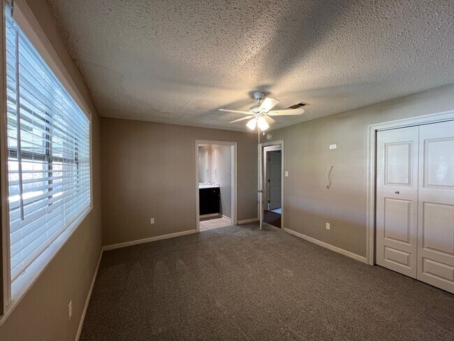 Building Photo - Shadow Bluff