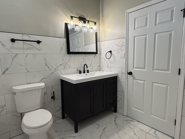 Building Photo - 728 W 39th St