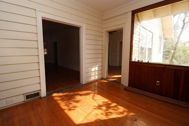 Building Photo - Live just minutes from USC, Five Points, a...