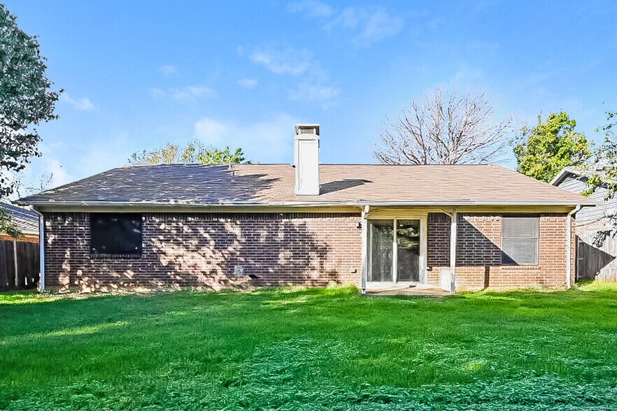 Building Photo - 6217 Cool Springs Dr