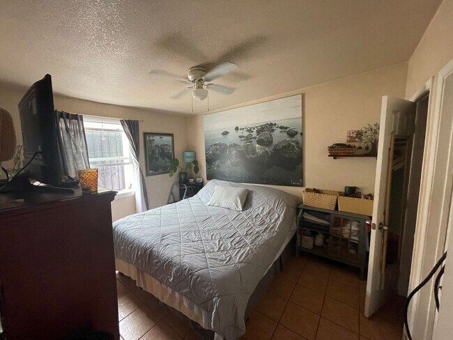 Building Photo - Awesome beach cottage across the Street fr...