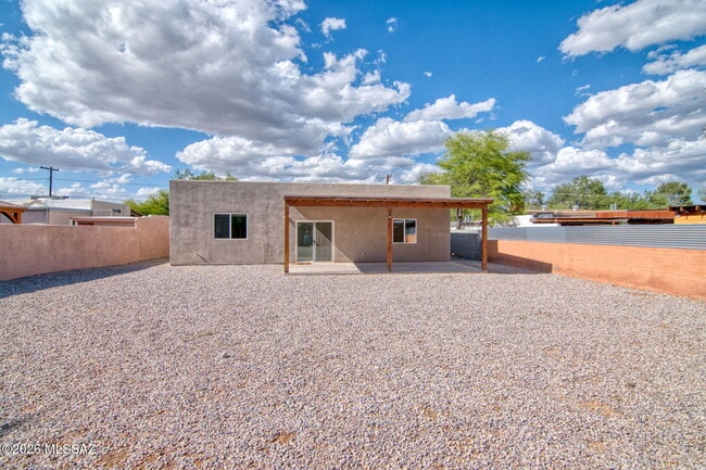 Building Photo - 3304 E Elida St