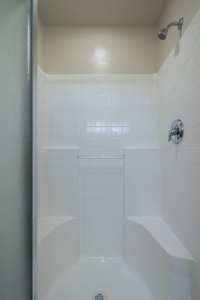 Building Photo - 3 bed 2 bath home with fully-fenced yard
