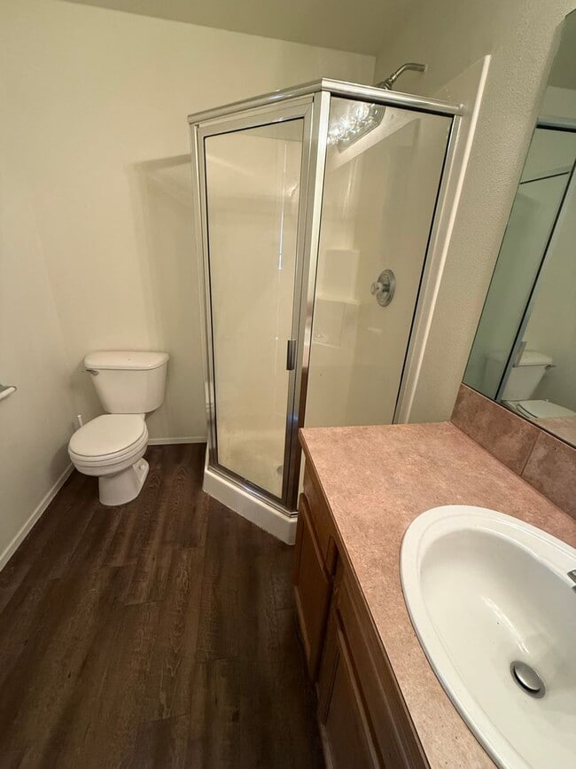 Building Photo - Single Level 2 Bed/2 Bath with Garage - NW Cedar Ave