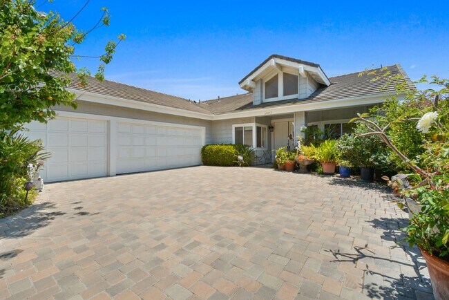 Building Photo - Stunning 3 Bed | 2.5 Bath Home with Office...