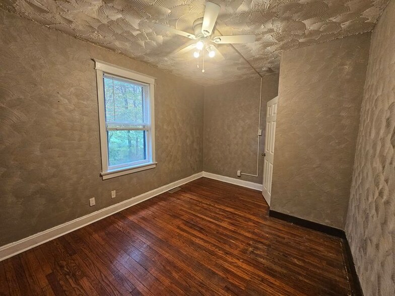 Building Photo - 2144 Cherry Ave