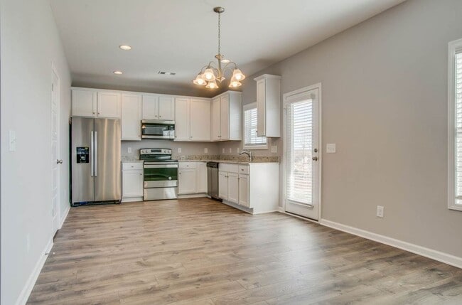 Building Photo - ***  COMING SOON!   ***  Stylish and comfo...