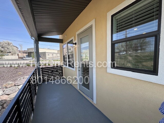 Building Photo - Move-in special:  First month's rent free!