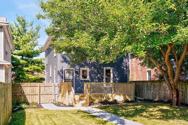 Building Photo - 5 BEDROOMS + 2.5 BATHROOMS + 3 FREE OFF-STREET Parking Spaces SINGLE FAMILY HOUSE!  Available Aug...