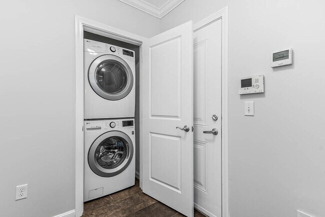 Building Photo - 446 Belgrade Ave