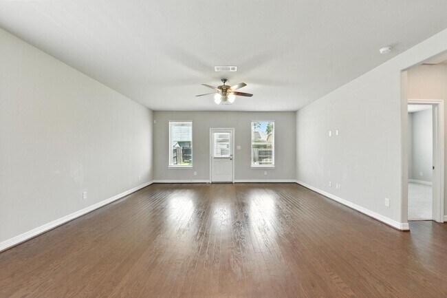 Building Photo - Spacious Home with Resort-Style Amenities