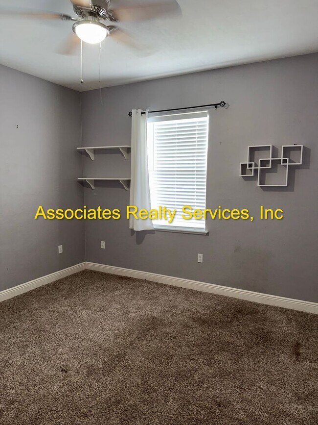 Building Photo - Willow Oak SW 3/2, a must see