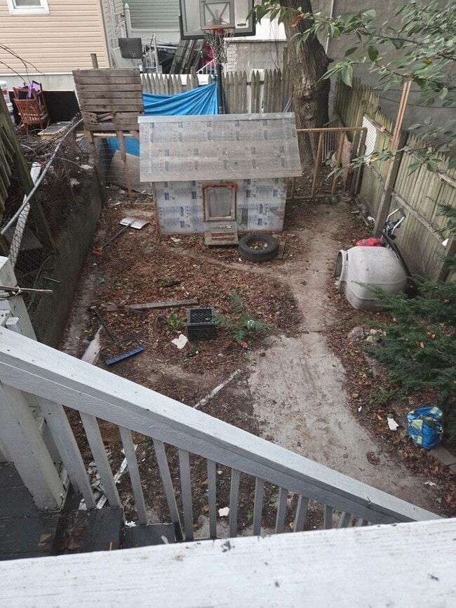 Building Photo - 5BR/1.5BA Row Home with Backyard and Laund...