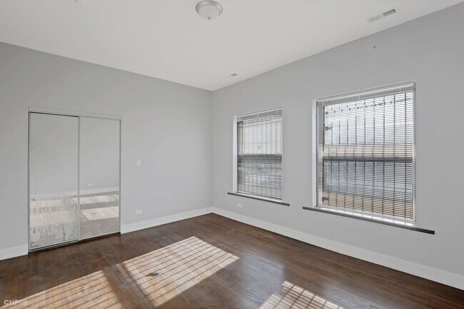 Building Photo - 4359 S King Dr