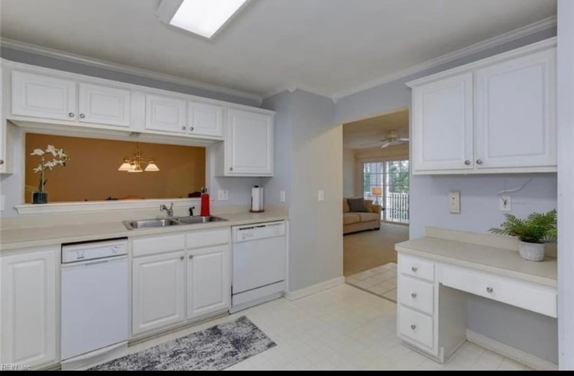 Building Photo - 900 Charnell Dr