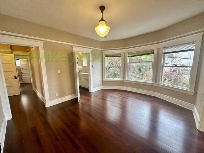 Building Photo - Beautiful Top Floor of Duplex in SW Portland