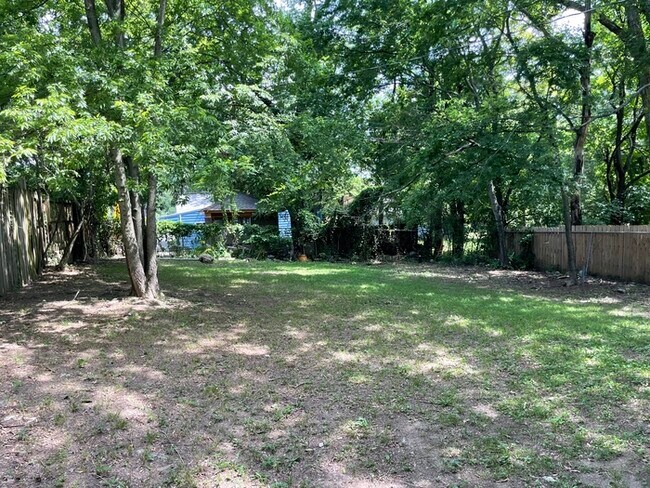 Building Photo - Totally remodeled 2 bedroom 2 Bath Home Ne...