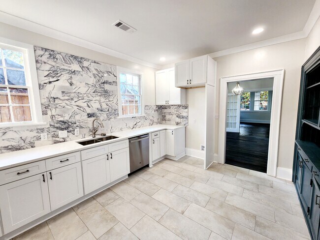 Building Photo - Charming Garden District Home