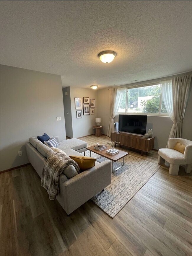 Interior Photo - 1133 Dixon Dr