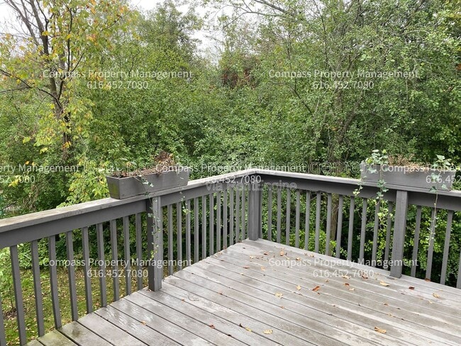 Building Photo - 2565 Orchard View Dr NE