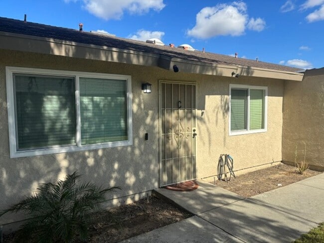 Building Photo - Newly Renovated 2 Bedroom / 1 Bathroom Home in Laurelglen – Garage & Yard Included!