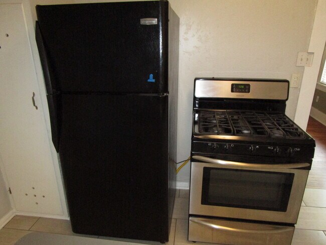Building Photo - (2) Bed/(1) Bath + Study Avail NOW! Close to Core Norman and OU!