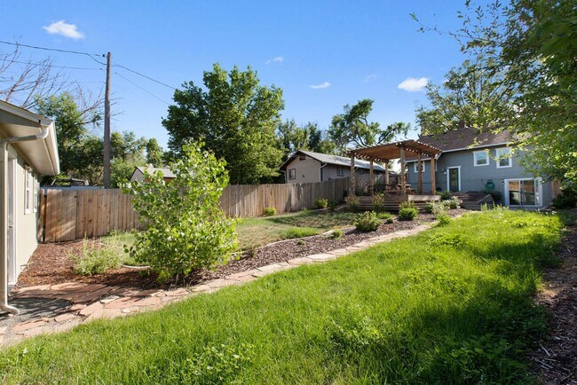 Building Photo - 2 Bedroom 1 Bath Duplex