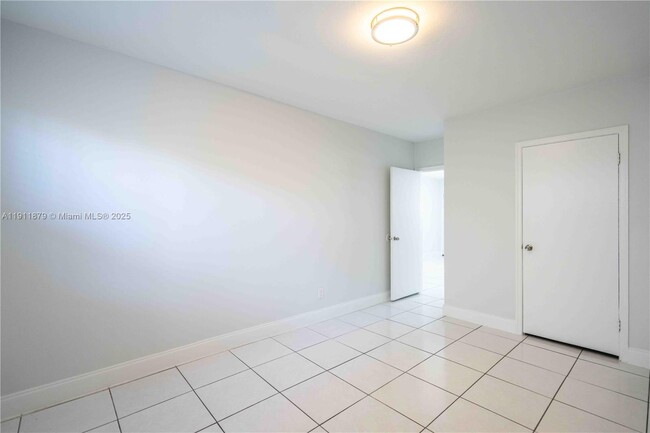 Building Photo - 7821 Carlyle Ave