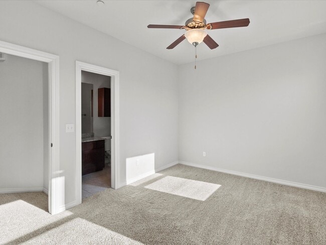 Building Photo - Gorgeous newer 2br 2.5ba Townhome!!