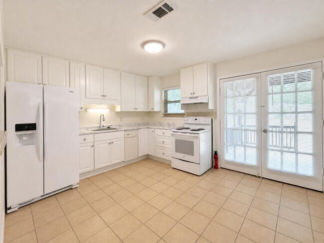 Building Photo - "Charming 3-Bedroom Oasis in Fort Walton Beach!"