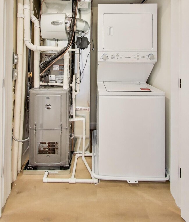 Building Photo - 1950 W Lawrence Ave