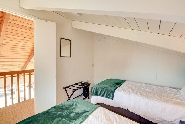 Building Photo - 50 E Treasure Island Dr