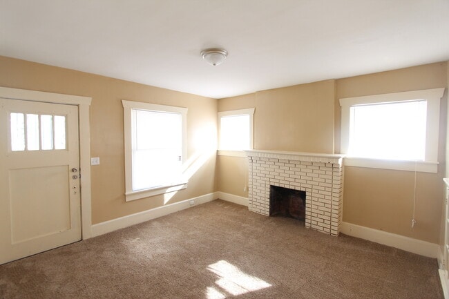Building Photo - New On The Market! Fresh New Updates!! Bet...