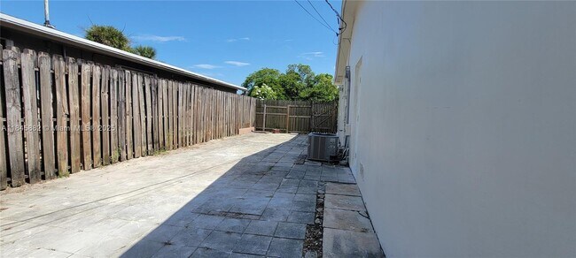 Building Photo - 9060 SW 53rd St