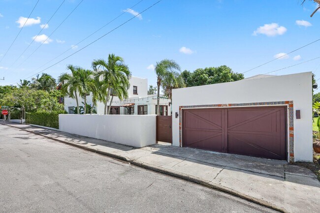 Building Photo - 531 N Lakeside Dr