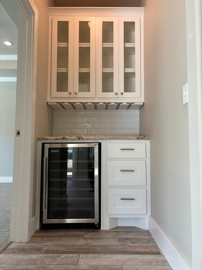 Building Photo - 5802 W Redbud St