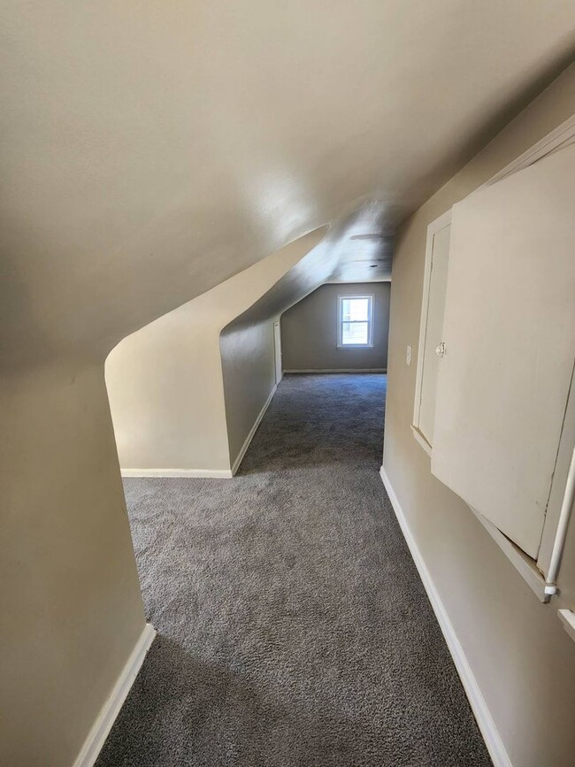 Building Photo - Charming 3-Bedroom Property in Prime Location